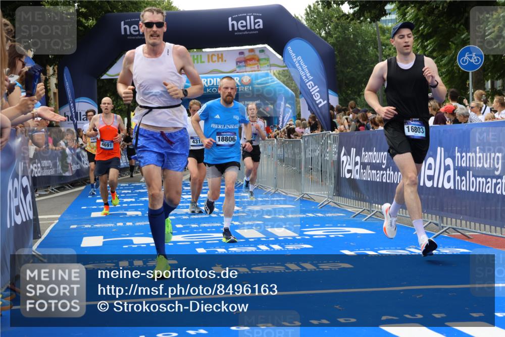 29.06.2025 - hella hamburg halbmarathon Strokosch-Dieckow http://msf.ph/oto/8496163 29.06.2025 10:44:23 Ziel 1057, 1220, 1413, 1902, 4310, 4691, 5275, 7191, 7322, 8928, 9444, 12327, 12528, 12554, 14464, 14667, 16547, 16803, 16893, 17729, 18765, 18806 meine-sportfotos.de