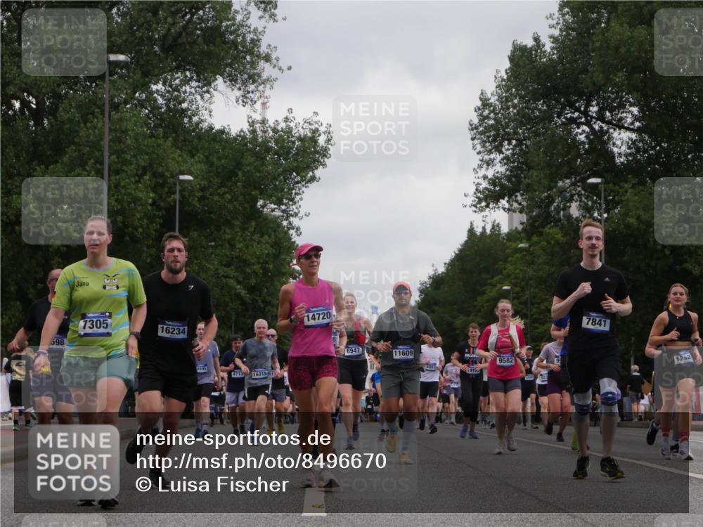 29.06.2025 - hella hamburg halbmarathon Luisa Fischer http://msf.ph/oto/8496670 29.06.2025 10:55:19 Kennedybrücke 598, 7305, 16234, 4713, 16015, 14, 14720, 6947, 11609, 9582, 916, 922, 7841, 1732, 1997, 3934, 5534, 6456, 7841, 9460, 9582, 9583, 9590, 9594 meine-sportfotos.de