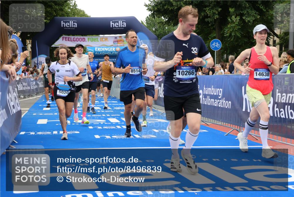 29.06.2025 - hella hamburg halbmarathon Strokosch-Dieckow http://msf.ph/oto/8496839 29.06.2025 10:54:56 Ziel 1327, 1506, 2884, 3652, 3791, 4249, 4616, 4938, 5020, 6433, 6994, 8514, 8698, 9060, 10266, 11333, 13297, 13988, 14638, 14660, 14750, 14845, 15126, 15156, 15879, 16047, 16623, 16868, 17261, 17803, 18181, 18325 meine-sportfotos.de