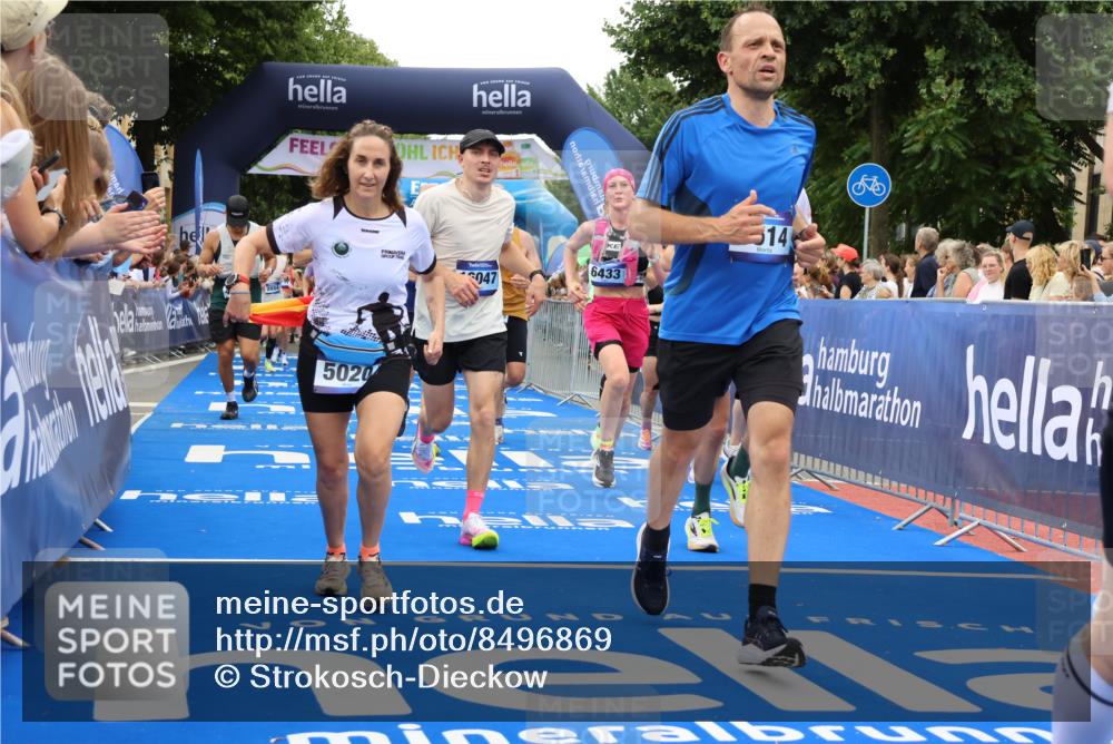 29.06.2025 - hella hamburg halbmarathon Strokosch-Dieckow http://msf.ph/oto/8496869 29.06.2025 10:54:57 Ziel 1327, 1506, 2884, 3652, 3791, 4249, 4616, 4938, 5020, 6433, 6994, 8514, 8691, 8698, 9060, 10266, 11333, 13297, 13988, 14638, 14660, 14750, 14845, 14948, 15126, 15156, 15879, 16047, 16623, 16868, 17261, 17803, 17842, 18181, 18325 meine-sportfotos.de