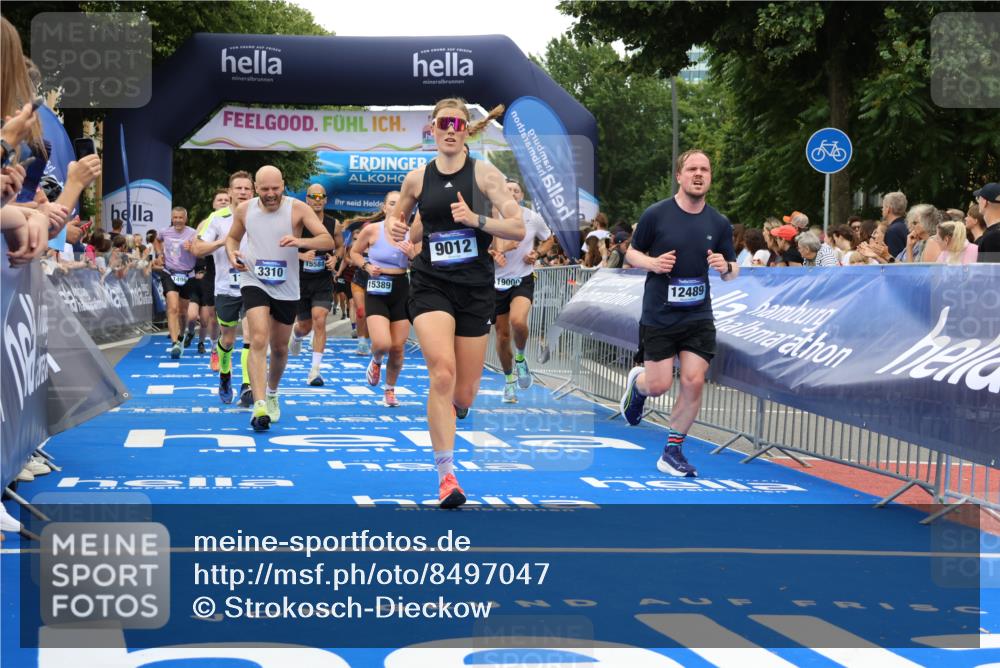 29.06.2025 - hella hamburg halbmarathon Strokosch-Dieckow http://msf.ph/oto/8497047 29.06.2025 10:54:37 Ziel 1125, 1496, 2474, 2561, 3310, 5259, 6587, 7478, 8449, 8798, 9012, 9227, 10040, 10368, 10376, 12489, 12607, 13147, 14239, 15389, 15408, 15584, 17231, 17765, 19000 meine-sportfotos.de