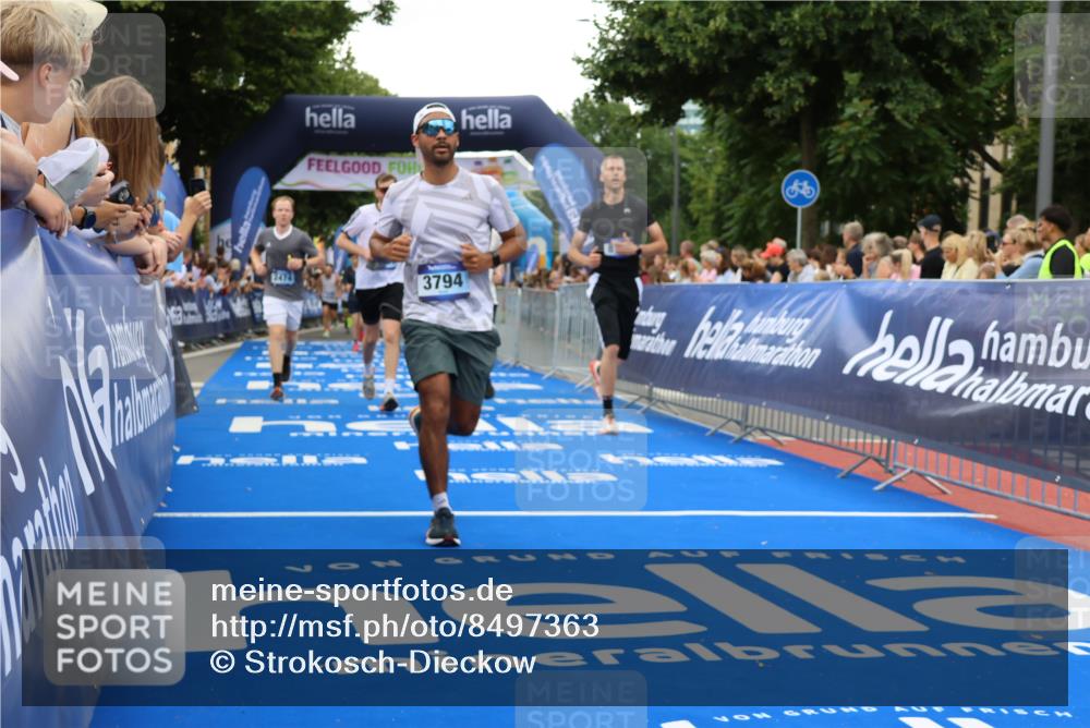 29.06.2025 - hella hamburg halbmarathon Strokosch-Dieckow http://msf.ph/oto/8497363 29.06.2025 10:54:30 Ziel 2474, 3426, 3794, 4635, 4868, 5259, 7129, 8798, 9012, 10040, 10368, 10376, 11009, 11797, 11799, 12321, 12362, 12607, 15146, 16327, 19067 meine-sportfotos.de