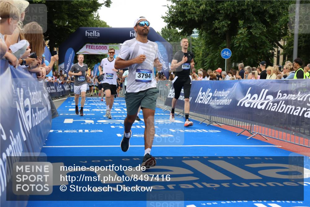 29.06.2025 - hella hamburg halbmarathon Strokosch-Dieckow http://msf.ph/oto/8497416 29.06.2025 10:54:31 Ziel 2474, 3426, 3794, 4868, 5259, 7129, 8798, 9012, 10040, 10368, 10376, 11009, 11797, 11799, 12321, 12607, 15146, 16327, 19067 meine-sportfotos.de