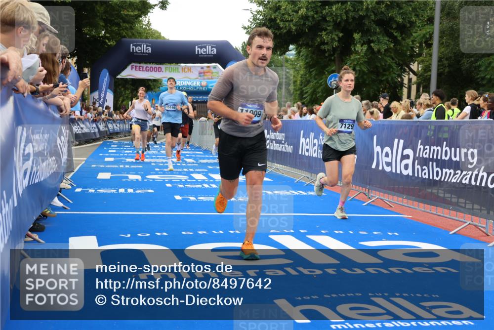 29.06.2025 - hella hamburg halbmarathon Strokosch-Dieckow http://msf.ph/oto/8497642 29.06.2025 10:54:26 Ziel 1267, 1442, 2474, 3426, 3794, 4635, 4868, 5259, 6511, 6512, 7129, 8772, 8798, 11009, 11797, 11799, 12321, 12362, 12607, 13289, 15146, 15946, 16327, 16879, 17698, 18268, 19067 meine-sportfotos.de
