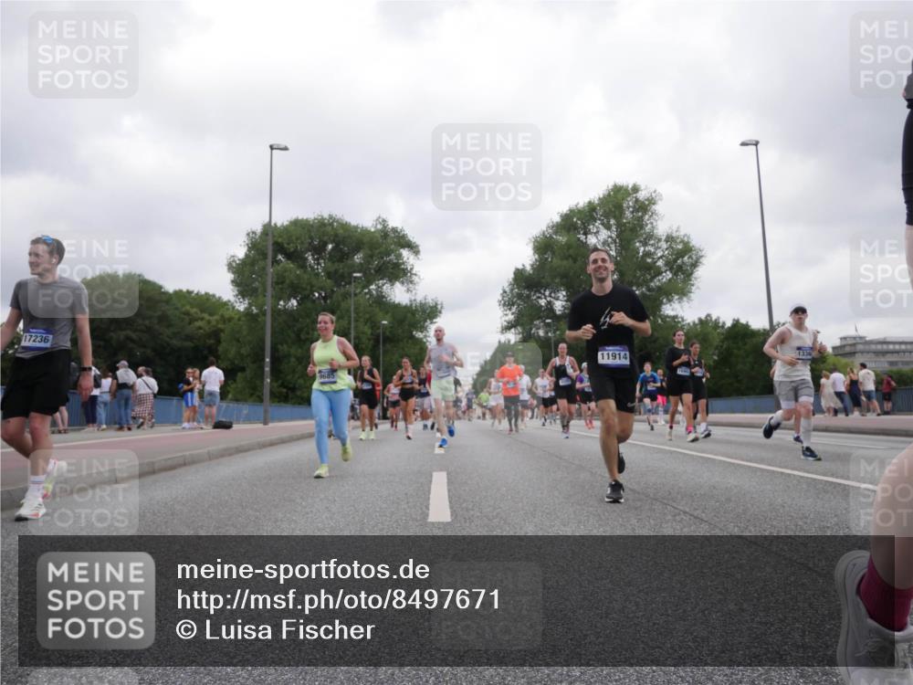 29.06.2025 - hella hamburg halbmarathon Luisa Fischer http://msf.ph/oto/8497671 29.06.2025 10:56:56 Kennedybrücke 17236, 11914, 1336, 9685, 1900, 2528, 2701, 3226, 4591, 5562, 6913, 7068, 7611, 7876, 8212, 8906, 9103, 9685, 10175 meine-sportfotos.de