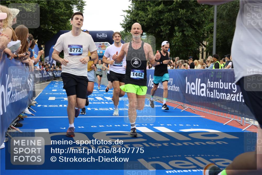 29.06.2025 - hella hamburg halbmarathon Strokosch-Dieckow http://msf.ph/oto/8497775 29.06.2025 10:54:23 Ziel 1267, 1442, 3426, 3794, 4635, 4868, 6511, 6512, 7129, 8223, 8772, 11009, 11430, 11797, 11799, 12321, 12362, 13289, 13803, 15146, 15946, 16327, 16574, 16750, 16879, 17087, 17698, 18268, 19067 meine-sportfotos.de