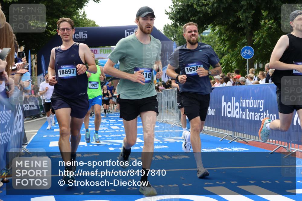 29.06.2025 - hella hamburg halbmarathon Strokosch-Dieckow http://msf.ph/oto/8497840 29.06.2025 10:44:05 Ziel 1391, 1558, 2816, 3021, 4981, 4999, 5231, 6705, 9081, 9633, 10193, 10930, 11346, 12159, 13123, 14686, 14687, 15225, 15280, 15383, 16506, 16648, 16697, 17516, 17748, 17977, 18004, 18691 meine-sportfotos.de