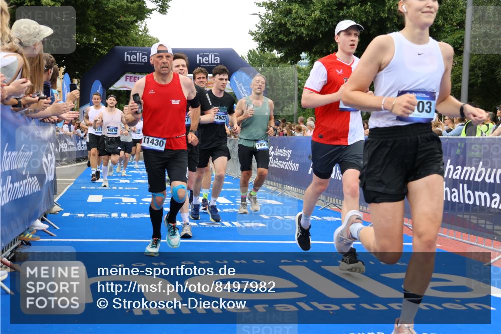 29.06.2025 - hella hamburg halbmarathon Strokosch-Dieckow http://msf.ph/oto/8497982 29.06.2025 10:54:17 Ziel 1267, 1442, 3103, 3177, 3426, 3861, 3898, 4635, 6082, 6084, 6443, 6511, 6512, 7274, 8223, 8772, 11430, 12213, 12362, 13033, 13289, 13803, 15169, 15524, 15946, 16327, 16527, 16574, 16750, 16780, 16879, 17087, 17698, 18268 meine-sportfotos.de
