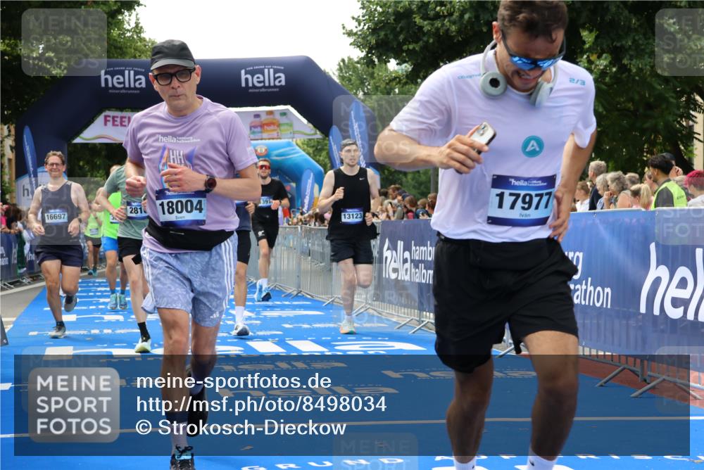29.06.2025 - hella hamburg halbmarathon Strokosch-Dieckow http://msf.ph/oto/8498034 29.06.2025 10:44:03 Ziel 1391, 1558, 2816, 3021, 4981, 4999, 5231, 6705, 8063, 8900, 9081, 9633, 10193, 10596, 10930, 11346, 13123, 15383, 16506, 16648, 16697, 17516, 17748, 17977, 18004 meine-sportfotos.de