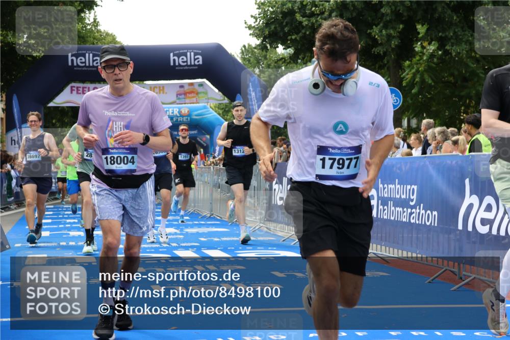 29.06.2025 - hella hamburg halbmarathon Strokosch-Dieckow http://msf.ph/oto/8498100 29.06.2025 10:44:03 Ziel 1391, 1558, 2816, 3021, 4981, 4999, 5231, 6705, 8063, 8900, 9081, 9633, 10193, 10596, 10930, 11346, 13123, 15383, 16506, 16648, 16697, 17516, 17748, 17977, 18004 meine-sportfotos.de