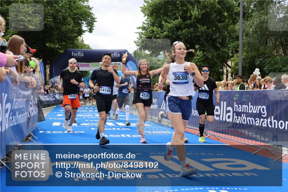 29.06.2025 - hella hamburg halbmarathon Strokosch-Dieckow http://msf.ph/oto/8498102 29.06.2025 11:09:06 Ziel 1745, 2142, 2628, 3262, 3630, 4066, 4169, 4220, 5299, 5976, 6196, 6453, 7257, 9366, 10196, 11208, 11324, 11429, 12005, 12418, 13732, 13857, 14149, 14340, 16826, 17784, 19034 meine-sportfotos.de
