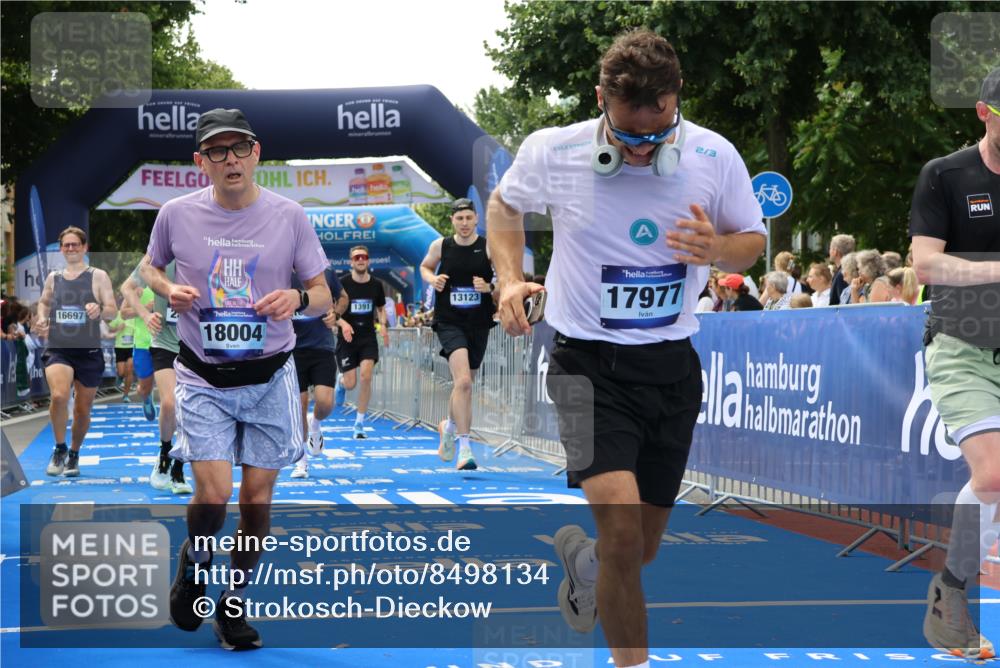 29.06.2025 - hella hamburg halbmarathon Strokosch-Dieckow http://msf.ph/oto/8498134 29.06.2025 10:44:03 Ziel 1391, 1558, 2816, 3021, 4981, 4999, 5231, 6705, 8063, 8900, 9081, 9633, 10193, 10596, 10930, 11346, 13123, 15383, 16506, 16648, 16697, 17516, 17748, 17977, 18004 meine-sportfotos.de
