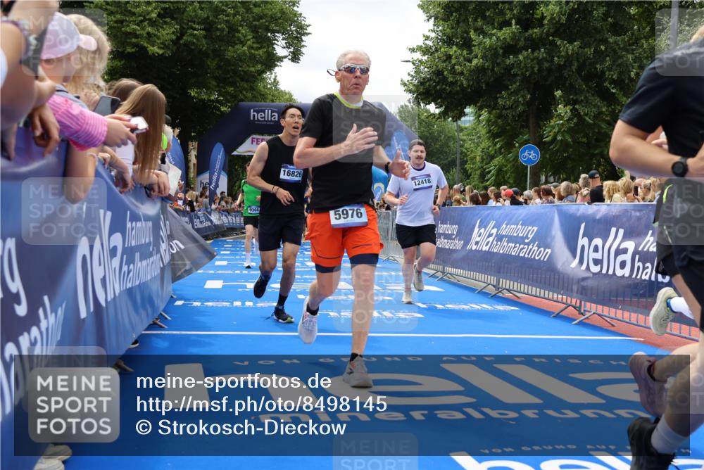 29.06.2025 - hella hamburg halbmarathon Strokosch-Dieckow http://msf.ph/oto/8498145 29.06.2025 11:09:07 Ziel 2142, 2628, 3262, 3630, 4066, 4169, 4220, 4666, 5299, 5976, 6196, 7257, 9366, 10196, 11208, 11324, 11429, 12418, 13732, 13857, 14149, 14340, 16826, 17784, 19034 meine-sportfotos.de