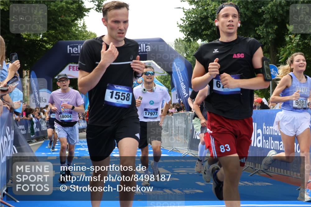 29.06.2025 - hella hamburg halbmarathon Strokosch-Dieckow http://msf.ph/oto/8498187 29.06.2025 10:44:02 Ziel 1391, 1558, 2816, 3021, 4981, 5231, 6705, 8063, 8900, 9081, 9633, 10193, 10596, 10930, 11346, 12438, 13123, 15383, 16506, 16648, 16697, 17516, 17748, 17977, 18004 meine-sportfotos.de