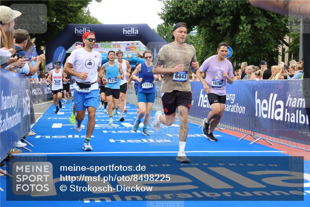 29.06.2025 - hella hamburg halbmarathon Strokosch-Dieckow http://msf.ph/oto/8498225 29.06.2025 10:54:11 Ziel 1410, 3103, 3177, 3208, 3209, 3861, 3898, 5638, 6082, 6084, 6294, 6443, 6581, 7274, 8223, 8390, 9791, 11430, 12213, 13033, 13397, 13794, 13803, 15169, 15524, 16527, 16574, 16750, 16780, 16871, 17087 meine-sportfotos.de