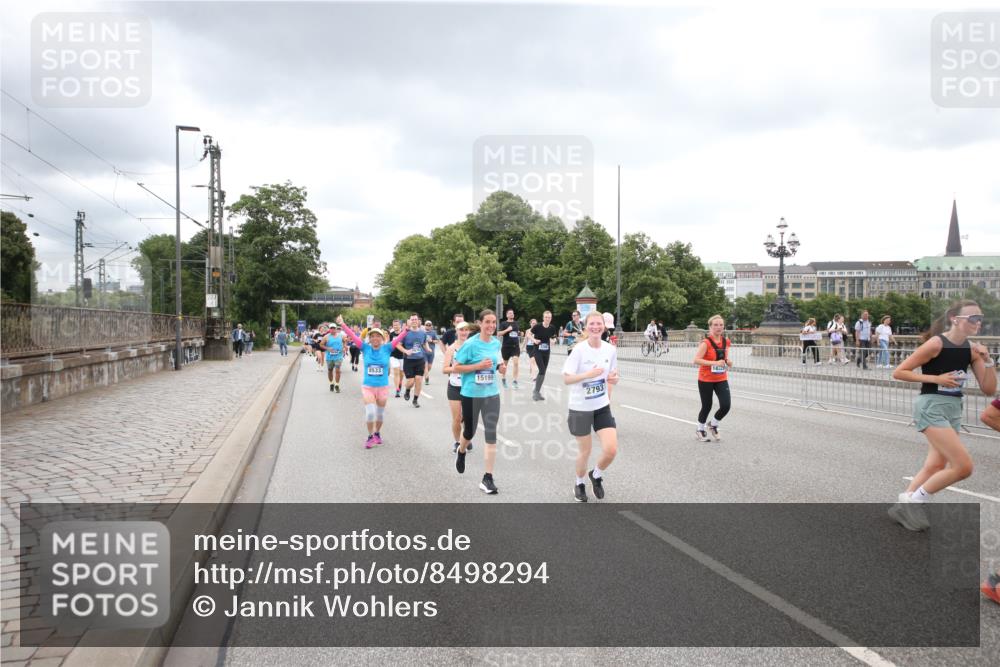 29.06.2025 - hella hamburg halbmarathon Jannik Wohlers http://msf.ph/oto/8498294 29.06.2025 10:55:37 Lombardsbrücke 1738, 1909, 2095, 2793, 3268, 4265, 4354, 4470, 4473, 4836, 5306, 5994, 6055, 6056, 6113, 6494, 6594, 6968, 7516, 7616, 8005, 8110, 8305, 8533, 9838, 9861, 9865, 10449, 10640, 10987, 12267, 13055, 13627, 14124, 14142, 14221, 14280, 14281, 14492, 15173, 15199, 15272, 15763, 15764, 16413, 16960, 17038, 17039, 17168, 18195, 18329, 18349 meine-sportfotos.de