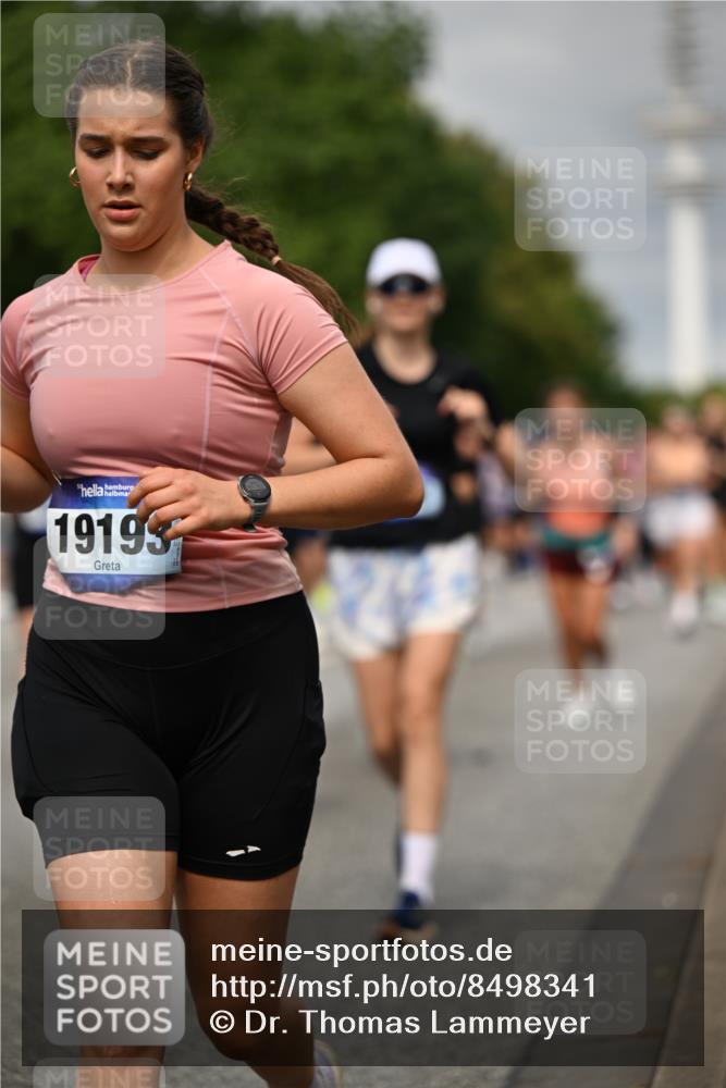29.06.2025 - hella hamburg halbmarathon Dr. Thomas Lammeyer http://msf.ph/oto/8498341 29.06.2025 10:23:46 Kennedybrücke 1159, 1160, 1332, 1708, 2405, 2703, 2795, 2812, 2918, 2993, 2995, 3446, 3631, 4108, 4110, 4170, 4562, 4570, 4979, 5035, 5080, 5178, 5397, 5429, 5449, 5878, 6249, 6542, 6796, 6939, 7143, 7248, 7249, 7836, 8427, 8537, 8778, 9270, 9272, 9856, 10124, 10129, 10349, 10540, 10594, 10966, 11247 meine-sportfotos.de