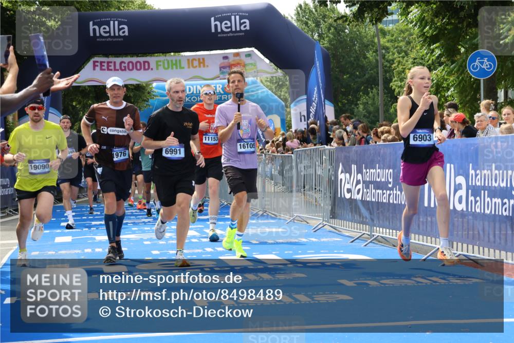 29.06.2025 - hella hamburg halbmarathon Strokosch-Dieckow http://msf.ph/oto/8498489 29.06.2025 10:43:43 Ziel 1976, 3116, 3437, 4318, 5624, 5692, 6903, 6991, 7185, 9043, 9114, 9159, 9374, 11153, 11778, 11848, 13421, 13897, 14201, 14210, 14690, 15328, 15512, 15932, 16062, 16105, 17912, 18449, 18650, 19090 meine-sportfotos.de
