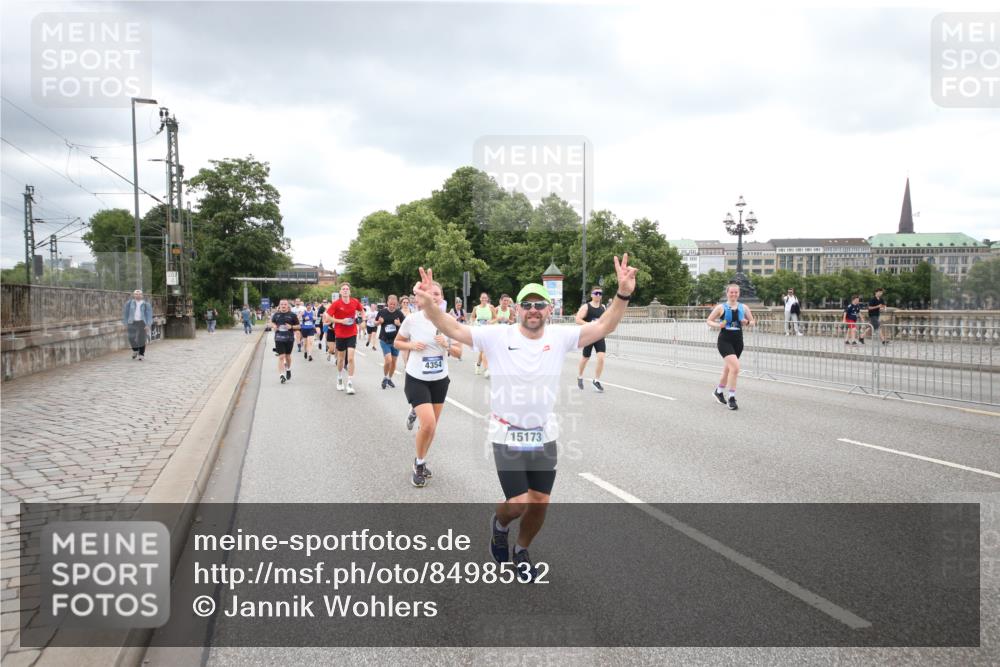 29.06.2025 - hella hamburg halbmarathon Jannik Wohlers http://msf.ph/oto/8498532 29.06.2025 10:55:48 Lombardsbrücke 1113, 1738, 1909, 2095, 3257, 3268, 4083, 4354, 4473, 4836, 5306, 5580, 5693, 5757, 5994, 6494, 6968, 7025, 7028, 7616, 8005, 8305, 8517, 9435, 9606, 9838, 9948, 9953, 10640, 10740, 10784, 10987, 11298, 11862, 11863, 12267, 12295, 12296, 12551, 13055, 13395, 13405, 13965, 14142, 14280, 14281, 15103, 15173, 15272, 15443, 15696, 15699, 16655, 16960, 17084, 17398, 17649, 17673, 18349, 18798, 19228 meine-sportfotos.de