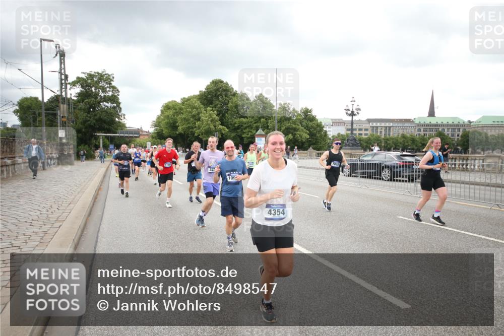 29.06.2025 - hella hamburg halbmarathon Jannik Wohlers http://msf.ph/oto/8498547 29.06.2025 10:55:49 Lombardsbrücke 1113, 1738, 1909, 2095, 3257, 3268, 4083, 4354, 4836, 5580, 5693, 5757, 5994, 6494, 6968, 7025, 7028, 7616, 8005, 8305, 8517, 9435, 9606, 9838, 9948, 9953, 10640, 10740, 10784, 10987, 11298, 11862, 11863, 12267, 12295, 12296, 12551, 13055, 13395, 13405, 13965, 14142, 14280, 14281, 15103, 15173, 15272, 15443, 15696, 15699, 16655, 16960, 17084, 17398, 17649, 17673, 18349, 18798, 19228 meine-sportfotos.de