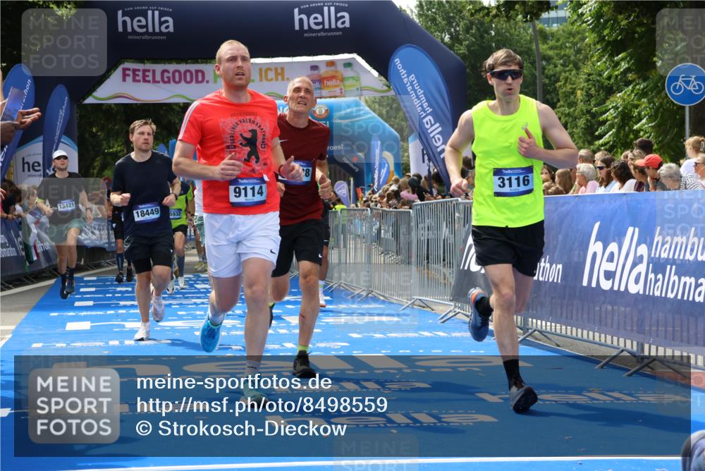 29.06.2025 - hella hamburg halbmarathon Strokosch-Dieckow http://msf.ph/oto/8498559 29.06.2025 10:43:38 Ziel 1976, 3116, 4080, 4318, 6903, 6991, 9114, 9159, 11153, 11848, 12623, 13421, 13996, 14201, 14210, 14484, 14690, 15328, 15932, 16105, 17912, 18449, 18775, 19090, 19229 meine-sportfotos.de