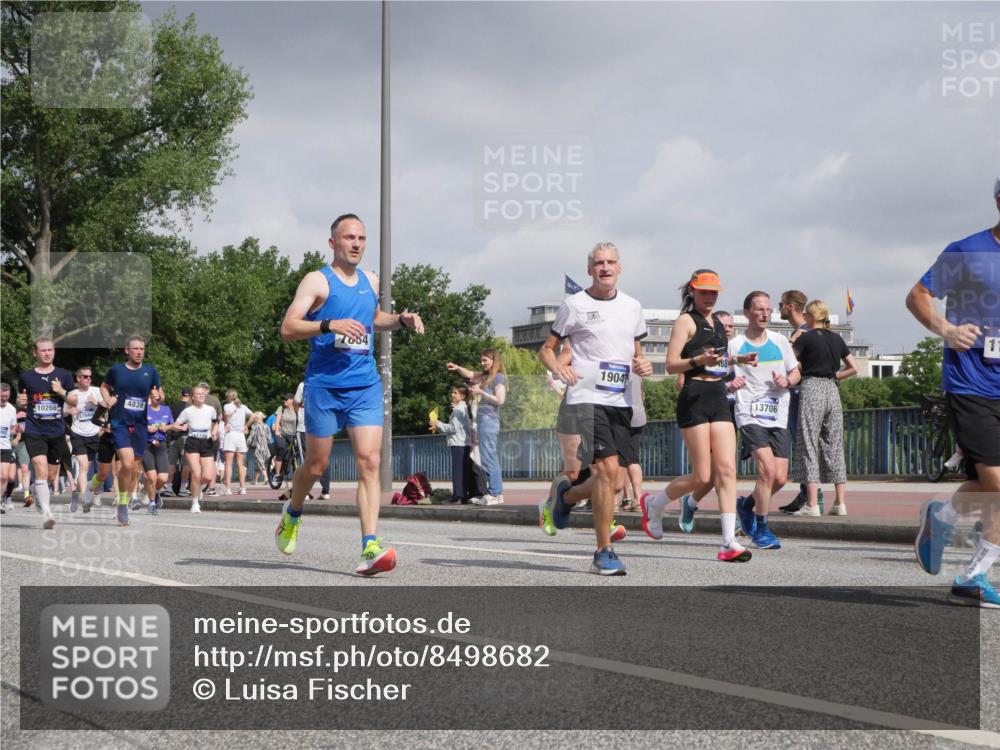 29.06.2025 - hella hamburg halbmarathon Luisa Fischer http://msf.ph/oto/8498682 29.06.2025 10:02:01 Kennedybrücke 10266, 17660, 4839, 7854, 19047, 13706, 11, 1715, 1719, 1972, 2741, 2911, 4839, 5391, 5492, 6390, 6399, 6585, 7129, 7130, 7864, 8154, 8772, 9655, 9884, 10266, 10488 meine-sportfotos.de