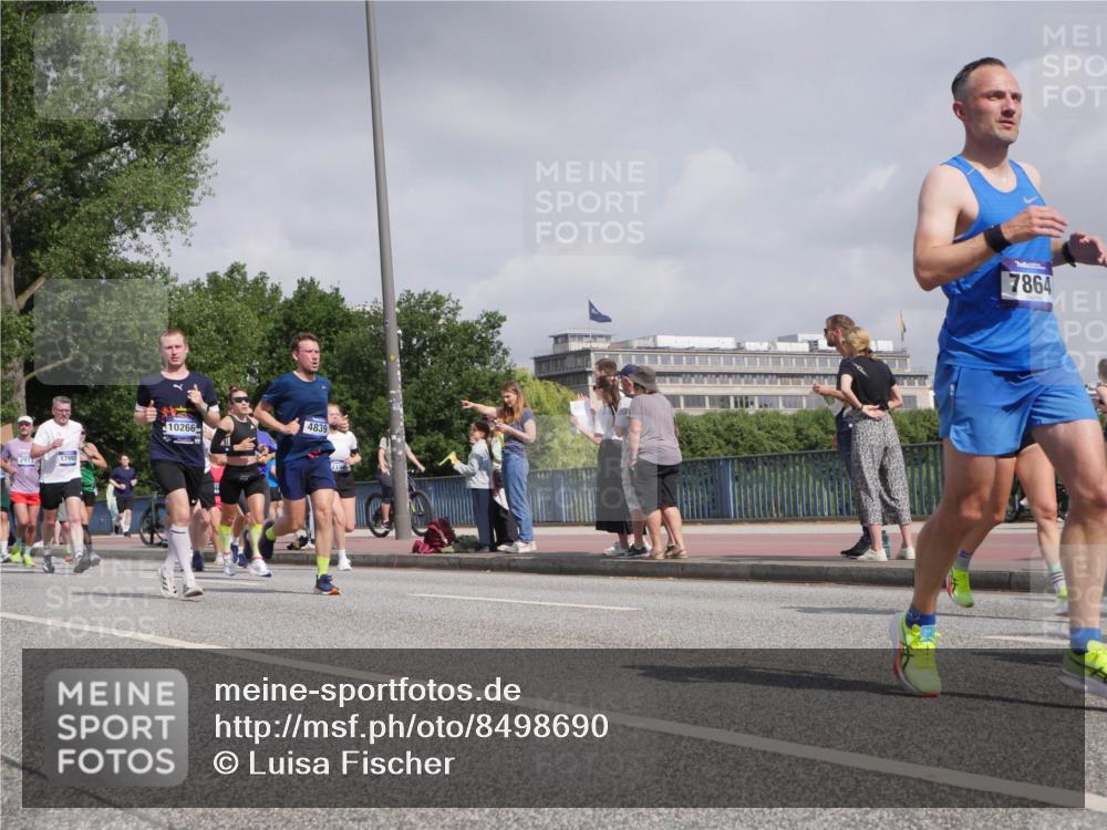 29.06.2025 - hella hamburg halbmarathon Luisa Fischer http://msf.ph/oto/8498690 29.06.2025 10:02:02 Kennedybrücke 2911, 17993, 10266, 4839, 7198, 7864, 1715, 1719, 2741, 2911, 4839, 5391, 6390, 6585, 7129, 7130, 7864, 8154, 8772, 9655, 9884, 10266, 10488 meine-sportfotos.de