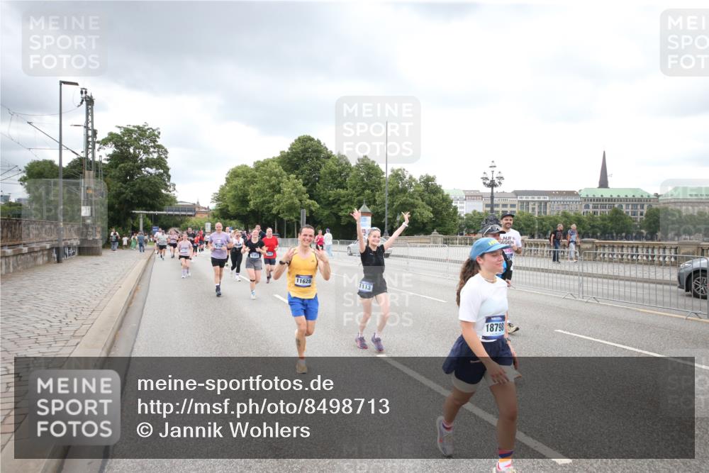 29.06.2025 - hella hamburg halbmarathon Jannik Wohlers http://msf.ph/oto/8498713 29.06.2025 10:55:59 Lombardsbrücke 1047, 1113, 2915, 3257, 3675, 3676, 3953, 3987, 4083, 5237, 5580, 5693, 5757, 6690, 7025, 7028, 7090, 7307, 7711, 8108, 8517, 8606, 8766, 9383, 9435, 9606, 9948, 9953, 10555, 10569, 10740, 10784, 10932, 11298, 11628, 11862, 11863, 12295, 12296, 12543, 12551, 13395, 13405, 13965, 14613, 15103, 15443, 15696, 15699, 15747, 16655, 16934, 17084, 17092, 17398, 17494, 17649, 17673, 17797, 18047, 18247, 18798, 19228 meine-sportfotos.de