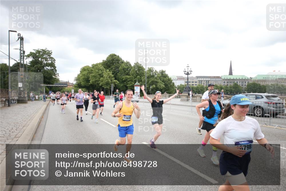 29.06.2025 - hella hamburg halbmarathon Jannik Wohlers http://msf.ph/oto/8498728 29.06.2025 10:56:00 Lombardsbrücke 1047, 1113, 2915, 3257, 3520, 3675, 3676, 3953, 3987, 4083, 5237, 5693, 5757, 6690, 7025, 7028, 7090, 7307, 7711, 8108, 8517, 8606, 8766, 9383, 9606, 9948, 9953, 10555, 10569, 10740, 10784, 10932, 11298, 11628, 11863, 12295, 12296, 12543, 12551, 13096, 13395, 13965, 14613, 15103, 15443, 15696, 15699, 15747, 16034, 16655, 16934, 17084, 17092, 17398, 17494, 17649, 17673, 17797, 18047, 18247, 18798 meine-sportfotos.de