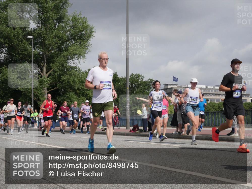 29.06.2025 - hella hamburg halbmarathon Luisa Fischer http://msf.ph/oto/8498745 29.06.2025 10:02:16 Kennedybrücke 5457, 2544, 12014, 120, 9922, 6416, 1366, 1506, 2630, 4120, 4467, 5457, 5458, 5465, 5866, 6416, 7395, 7833, 8509, 8542, 8652, 9142, 9903, 9922, 10519 meine-sportfotos.de