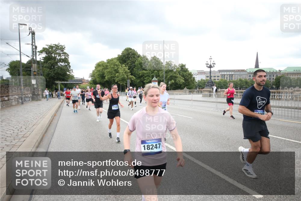 29.06.2025 - hella hamburg halbmarathon Jannik Wohlers http://msf.ph/oto/8498777 29.06.2025 10:56:05 Lombardsbrücke 1047, 1113, 2143, 2307, 2887, 2915, 2991, 3438, 3520, 3614, 3675, 3676, 3953, 3987, 4773, 5237, 5438, 5693, 5757, 6690, 7090, 7307, 7711, 8108, 8517, 8606, 8766, 8939, 8943, 9383, 9910, 9948, 9953, 10555, 10569, 10571, 10932, 10936, 11089, 11204, 11628, 12221, 12543, 13096, 13965, 14613, 14746, 15443, 15747, 16034, 16934, 17084, 17092, 17494, 17649, 17673, 17797, 18047, 18197, 18247, 18798 meine-sportfotos.de