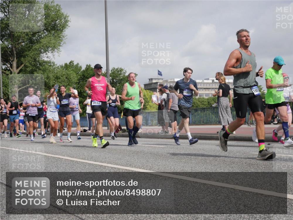 29.06.2025 - hella hamburg halbmarathon Luisa Fischer http://msf.ph/oto/8498807 29.06.2025 10:02:25 Kennedybrücke 426, 13808, 18413, 8542, 10519, 1657, 903, 1319, 1595, 1914, 2282, 2364, 2391, 2432, 4120, 4426, 4837, 5277, 5299, 5457, 5458, 5465, 7033, 7037, 8509, 8542, 8652, 8929, 9142, 9488, 9903, 9907, 10020, 10518, 10519 meine-sportfotos.de