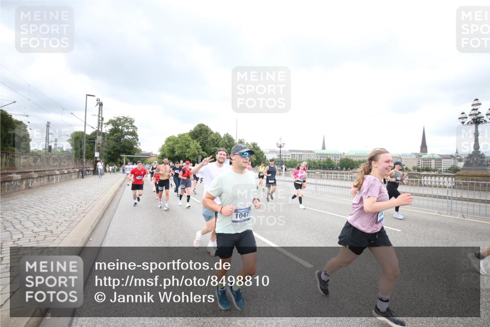 29.06.2025 - hella hamburg halbmarathon Jannik Wohlers http://msf.ph/oto/8498810 29.06.2025 10:56:10 Lombardsbrücke 1047, 2143, 2307, 2887, 2915, 2991, 3438, 3520, 3614, 3675, 3676, 3953, 3987, 4773, 5237, 5438, 5911, 6690, 7090, 7307, 7711, 8108, 8606, 8766, 8939, 8943, 9172, 9210, 9383, 9910, 10555, 10569, 10571, 10932, 10936, 11089, 11204, 11628, 12221, 12328, 12354, 12543, 13096, 13108, 14613, 14711, 14746, 15747, 16034, 16934, 17092, 17494, 17797, 18047, 18197, 18247 meine-sportfotos.de