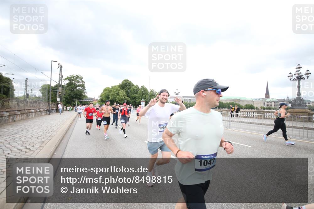 29.06.2025 - hella hamburg halbmarathon Jannik Wohlers http://msf.ph/oto/8498815 29.06.2025 10:56:10 Lombardsbrücke 1047, 2143, 2307, 2887, 2915, 2991, 3438, 3520, 3614, 3675, 3676, 3953, 3987, 4773, 5237, 5438, 5911, 6690, 7090, 7307, 7711, 8108, 8606, 8766, 8939, 8943, 9172, 9210, 9383, 9910, 10555, 10569, 10571, 10932, 10936, 11089, 11204, 11628, 12221, 12328, 12354, 12543, 13096, 13108, 14613, 14711, 14746, 15747, 16034, 16934, 17092, 17494, 17797, 18047, 18197, 18247 meine-sportfotos.de