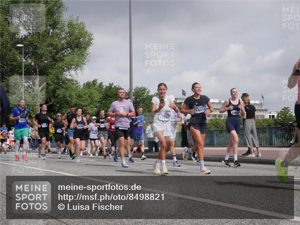 29.06.2025 - hella hamburg halbmarathon Luisa Fischer http://msf.ph/oto/8498821 29.06.2025 10:02:26 Kennedybrücke 1914, 12446, 18413, 17045, 13808, 8599, 4426, 11038, 1319, 16, 10020, 1319, 1595, 1914, 2282, 2364, 2391, 2432, 4120, 4426, 4837, 5277, 5299, 7033, 7037, 8542, 8652, 8929, 9488, 9903, 9907, 10020, 10518, 10519 meine-sportfotos.de