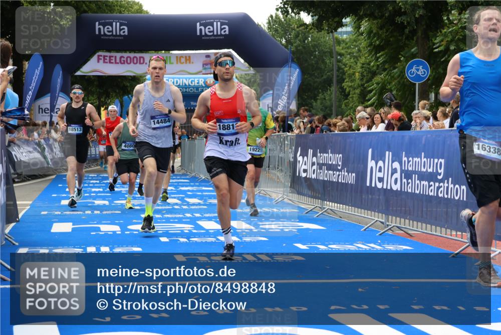 29.06.2025 - hella hamburg halbmarathon Strokosch-Dieckow http://msf.ph/oto/8498848 29.06.2025 10:43:30 Ziel 2653, 3116, 3928, 4080, 5124, 5436, 5506, 7635, 8664, 9931, 10237, 10246, 11648, 12623, 13996, 14484, 14690, 16338, 17391, 17912, 18513, 18775, 18810, 18942, 19009, 19051, 19229 meine-sportfotos.de
