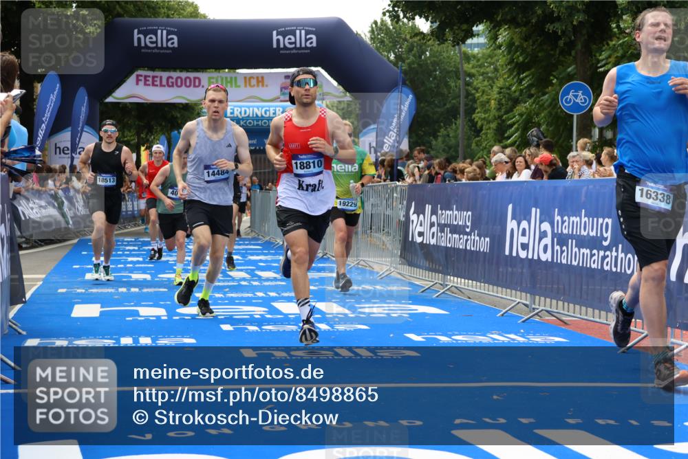 29.06.2025 - hella hamburg halbmarathon Strokosch-Dieckow http://msf.ph/oto/8498865 29.06.2025 10:43:30 Ziel 2653, 3116, 3928, 4080, 5124, 5436, 5506, 7635, 8664, 9931, 10237, 10246, 11648, 12623, 13996, 14484, 14690, 16338, 17391, 17912, 18513, 18775, 18810, 18942, 19009, 19051, 19229 meine-sportfotos.de