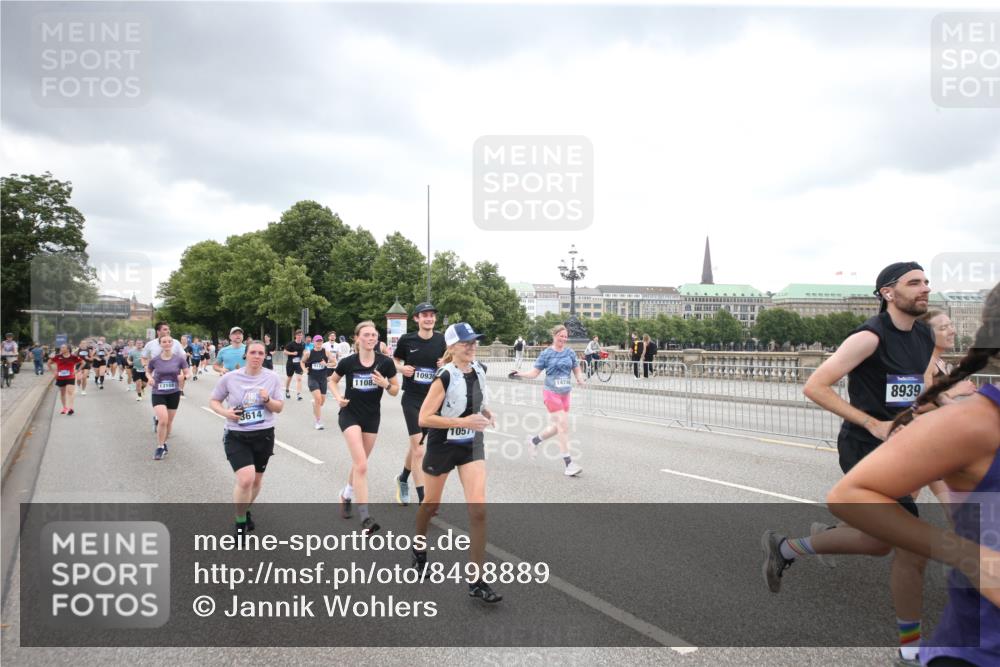 29.06.2025 - hella hamburg halbmarathon Jannik Wohlers http://msf.ph/oto/8498889 29.06.2025 10:56:17 Lombardsbrücke 1047, 2143, 2307, 2887, 2991, 3418, 3438, 3516, 3517, 3520, 3614, 3675, 3676, 4094, 4118, 4773, 5237, 5438, 5911, 5944, 6348, 6349, 7307, 7381, 8108, 8150, 8606, 8939, 8943, 9172, 9210, 9402, 9404, 9517, 9902, 9905, 9910, 10138, 10309, 10555, 10569, 10571, 10932, 10936, 11047, 11089, 11204, 12221, 12328, 12354, 12543, 12993, 13096, 13108, 13801, 13834, 14117, 14472, 14711, 14746, 15215, 15747, 15748, 15823, 16034, 16934, 17797, 18047, 18197 meine-sportfotos.de