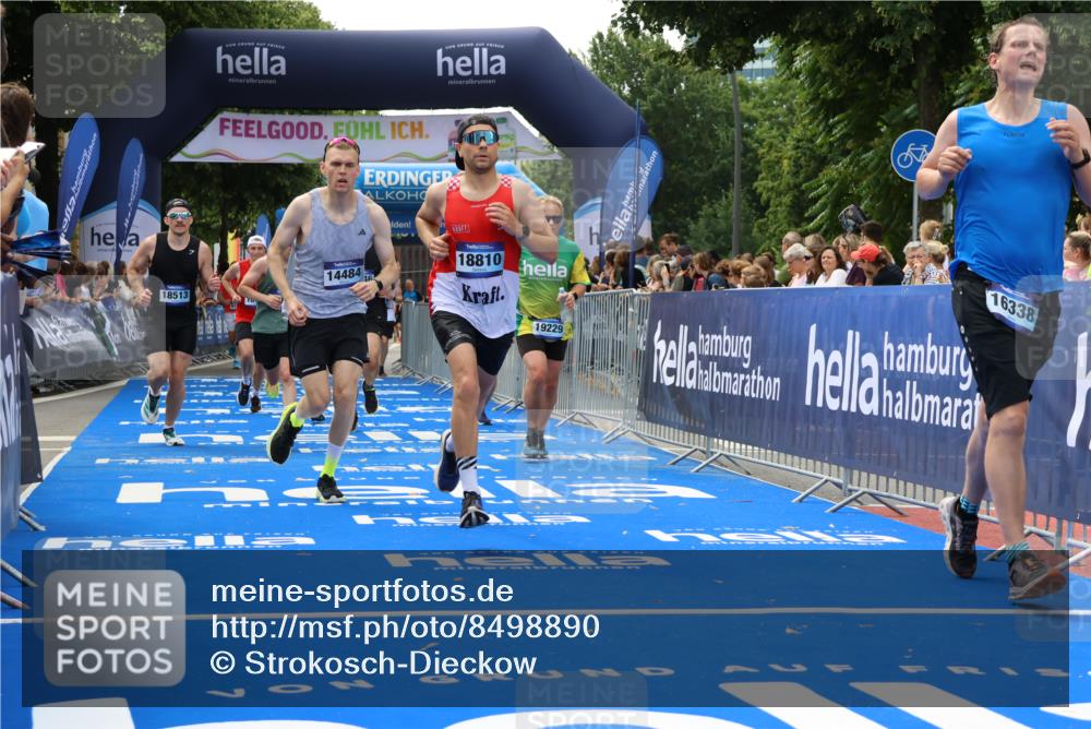 29.06.2025 - hella hamburg halbmarathon Strokosch-Dieckow http://msf.ph/oto/8498890 29.06.2025 10:43:30 Ziel 2653, 3116, 3928, 4080, 5124, 5436, 5506, 7635, 8664, 9931, 10237, 10246, 11648, 12623, 13996, 14484, 14690, 16338, 17391, 17912, 18513, 18775, 18810, 18942, 19009, 19051, 19229 meine-sportfotos.de