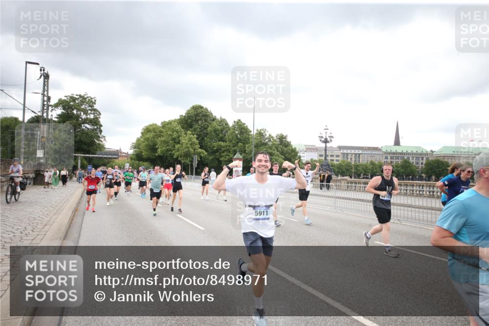 29.06.2025 - hella hamburg halbmarathon Jannik Wohlers http://msf.ph/oto/8498971 29.06.2025 10:56:20 Lombardsbrücke 2143, 2307, 2887, 2932, 2991, 3348, 3418, 3438, 3516, 3517, 3520, 3614, 4094, 4118, 4773, 5438, 5589, 5911, 5944, 6348, 6349, 7381, 8108, 8150, 8606, 8939, 8943, 9172, 9210, 9402, 9404, 9517, 9902, 9905, 9910, 10138, 10309, 10555, 10569, 10571, 10936, 11047, 11089, 11204, 12221, 12328, 12354, 12993, 13096, 13108, 13273, 13671, 13801, 13834, 14117, 14472, 14711, 14746, 15215, 15748, 15823, 16034, 18197 meine-sportfotos.de