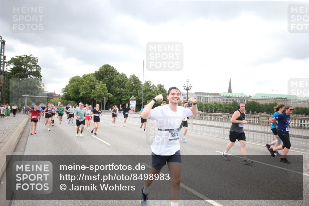 29.06.2025 - hella hamburg halbmarathon Jannik Wohlers http://msf.ph/oto/8498983 29.06.2025 10:56:20 Lombardsbrücke 2143, 2307, 2887, 2932, 2991, 3348, 3418, 3438, 3516, 3517, 3520, 3614, 4094, 4118, 4773, 5438, 5589, 5911, 5944, 6348, 6349, 7381, 8108, 8150, 8606, 8939, 8943, 9172, 9210, 9402, 9404, 9517, 9902, 9905, 9910, 10138, 10309, 10555, 10569, 10571, 10936, 11047, 11089, 11204, 12221, 12328, 12354, 12993, 13096, 13108, 13273, 13671, 13801, 13834, 14117, 14472, 14711, 14746, 15215, 15748, 15823, 16034, 18197 meine-sportfotos.de