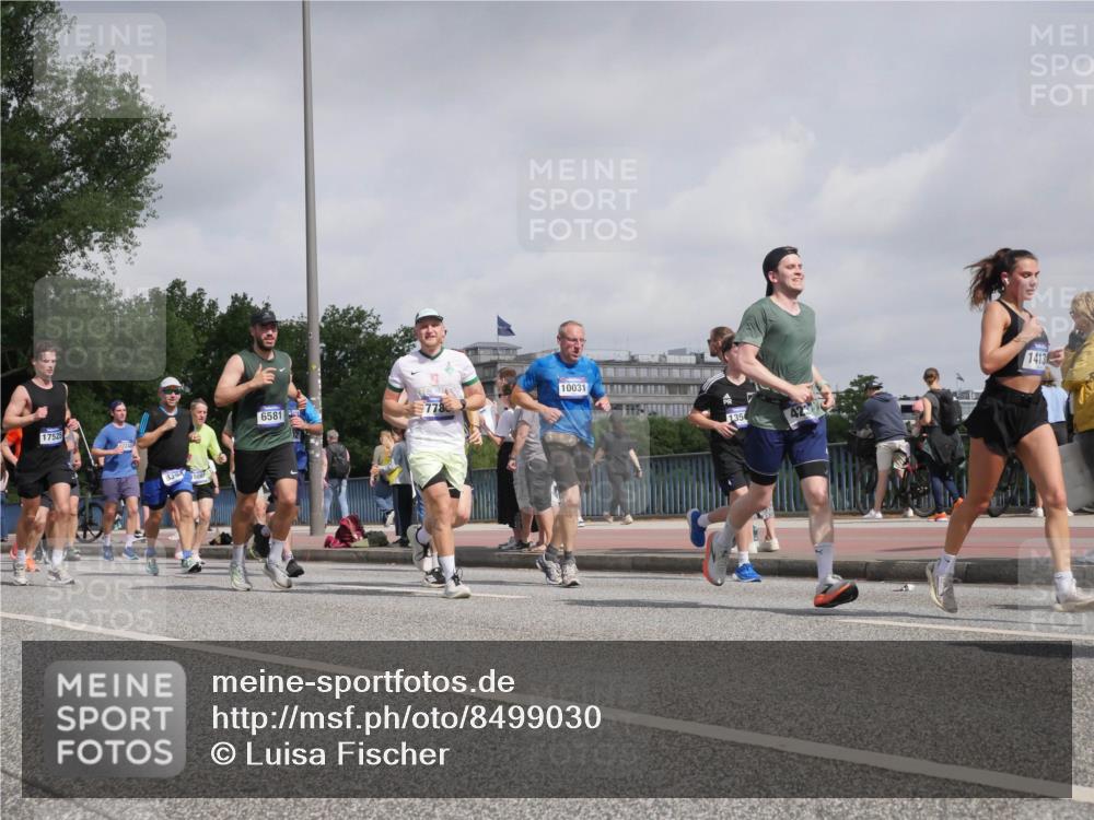 29.06.2025 - hella hamburg halbmarathon Luisa Fischer http://msf.ph/oto/8499030 29.06.2025 10:02:54 Kennedybrücke 17525, 8394, 5097, 6581, 778, 10031, 135, 1413, 1006, 1334, 2099, 2348, 3177, 4231, 5341, 6202, 6581, 7786, 8223, 8394, 8402, 8520, 8573, 10031, 10788 meine-sportfotos.de