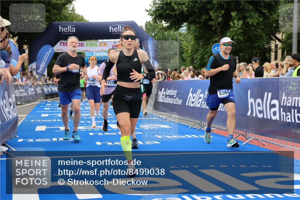29.06.2025 - hella hamburg halbmarathon Strokosch-Dieckow http://msf.ph/oto/8499038 29.06.2025 10:53:58 Ziel 1151, 1410, 1706, 1815, 1870, 2432, 3096, 3208, 3209, 6356, 6374, 6481, 7395, 7918, 7973, 8394, 9032, 11499, 11789, 12379, 12413, 13032, 13869, 14175, 16477, 16538, 17348, 18308, 18418, 18831, 18879, 18915, 19177 meine-sportfotos.de