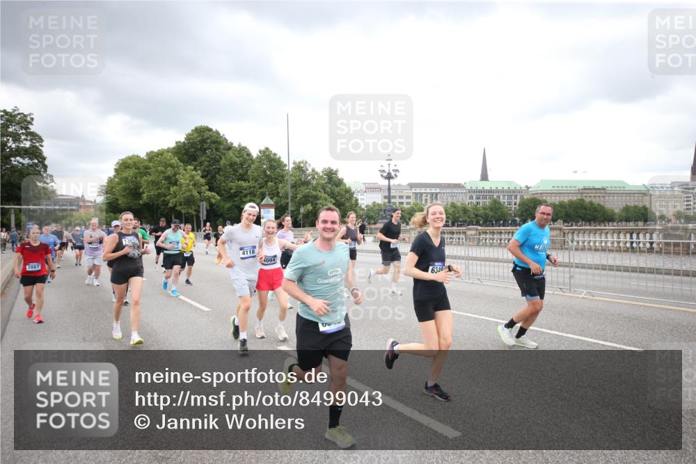 29.06.2025 - hella hamburg halbmarathon Jannik Wohlers http://msf.ph/oto/8499043 29.06.2025 10:56:23 Lombardsbrücke 2887, 2932, 2991, 3348, 3387, 3418, 3438, 3516, 3517, 3614, 4094, 4118, 5589, 5911, 5944, 6348, 6349, 7381, 8150, 8197, 8939, 8943, 9172, 9210, 9402, 9404, 9517, 9902, 9905, 9910, 10138, 10309, 10450, 10571, 10632, 10936, 11047, 11089, 11204, 12328, 12345, 12354, 12993, 13108, 13273, 13671, 13801, 13834, 14117, 14472, 14711, 14746, 15215, 15630, 15748, 15823, 18197 meine-sportfotos.de