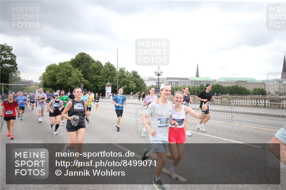 29.06.2025 - hella hamburg halbmarathon Jannik Wohlers http://msf.ph/oto/8499071 29.06.2025 10:56:24 Lombardsbrücke 1207, 2887, 2932, 2991, 3348, 3387, 3418, 3516, 3517, 3614, 4094, 4118, 5589, 5911, 5944, 6284, 6348, 6349, 7381, 7416, 7417, 8150, 8197, 8939, 8943, 9172, 9210, 9402, 9404, 9517, 9902, 9905, 9910, 10138, 10309, 10450, 10571, 10632, 10936, 11047, 11089, 11204, 12328, 12345, 12354, 12828, 12993, 13108, 13273, 13276, 13671, 13801, 13834, 14117, 14472, 14711, 14746, 15215, 15630, 15748, 15823 meine-sportfotos.de