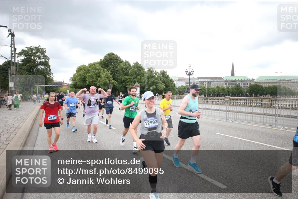 29.06.2025 - hella hamburg halbmarathon Jannik Wohlers http://msf.ph/oto/8499095 29.06.2025 10:56:26 Lombardsbrücke 1207, 2887, 2932, 2991, 3348, 3387, 3418, 3516, 3517, 3614, 4094, 4118, 5589, 5911, 5944, 6284, 6348, 6349, 7381, 7416, 7417, 8150, 8197, 9172, 9210, 9402, 9404, 9517, 9902, 9905, 9910, 10016, 10138, 10309, 10450, 10632, 10936, 11047, 11089, 11204, 12328, 12345, 12354, 12828, 12993, 13108, 13273, 13276, 13671, 13801, 13834, 14117, 14472, 14711, 14746, 15215, 15630, 15748, 15823 meine-sportfotos.de