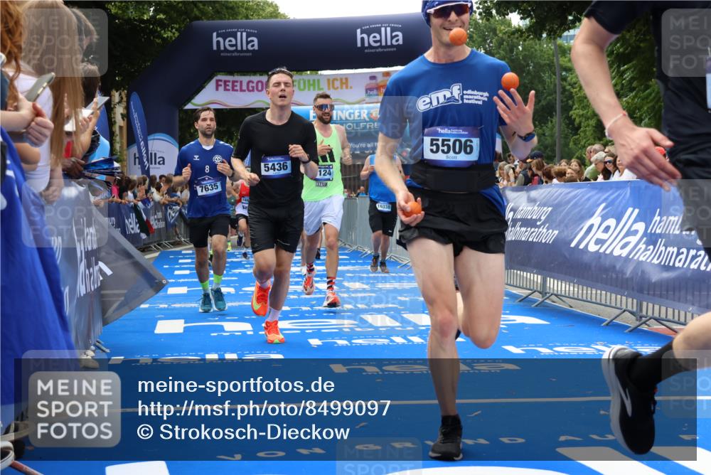 29.06.2025 - hella hamburg halbmarathon Strokosch-Dieckow http://msf.ph/oto/8499097 29.06.2025 10:43:27 Ziel 2653, 3928, 4080, 5124, 5436, 5506, 7635, 8664, 9931, 10237, 10246, 11648, 12623, 13348, 14484, 15921, 16338, 16720, 17391, 18274, 18513, 18775, 18810, 18942, 18987, 19009, 19051, 19229 meine-sportfotos.de