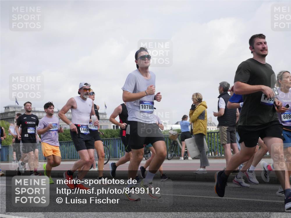 29.06.2025 - hella hamburg halbmarathon Luisa Fischer http://msf.ph/oto/8499112 29.06.2025 10:03:04 Kennedybrücke 12479, 891, 14429, 11733, 10788, 199, 689, 1180, 1239, 1334, 2348, 2677, 3112, 3177, 3861, 3898, 4796, 5341, 5728, 6082, 6084, 6260, 6462, 7824, 8520, 8730, 9611, 10044, 10337, 10582, 10788 meine-sportfotos.de