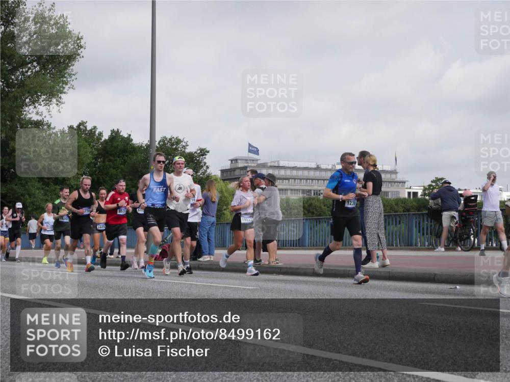 29.06.2025 - hella hamburg halbmarathon Luisa Fischer http://msf.ph/oto/8499162 29.06.2025 10:03:11 Kennedybrücke 778, 8531, 661, 76261, 10337, 1239, 1239, 1264, 2159, 2346, 2447, 2582, 2584, 3112, 3898, 4013, 4594, 4796, 5728, 6104, 6201, 6260, 6462, 6602, 7159, 7824, 8531, 8730, 9611, 10044, 10268, 10337, 10582, 10587 meine-sportfotos.de