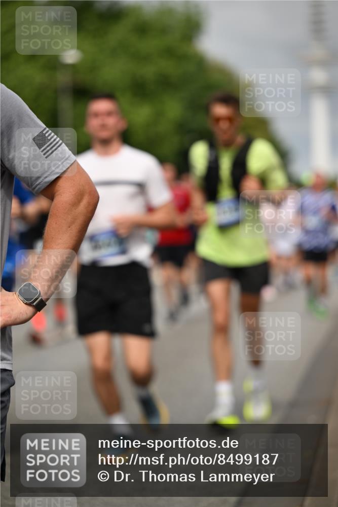 29.06.2025 - hella hamburg halbmarathon Dr. Thomas Lammeyer http://msf.ph/oto/8499187 29.06.2025 10:24:00 Kennedybrücke 1145, 2405, 2795, 2918, 2993, 2995, 3278, 3446, 3631, 3678, 4170, 4539, 4562, 4570, 4614, 4979, 5035, 5123, 5178, 5251, 5397, 5429, 5556, 5834, 5849, 5878, 6444, 6796, 6797, 6872, 6874, 6939, 7137, 7248, 7249, 7647, 7744, 7836, 7917, 8427, 8537, 10349, 10594, 10622, 10966, 11028, 11036, 11247 meine-sportfotos.de
